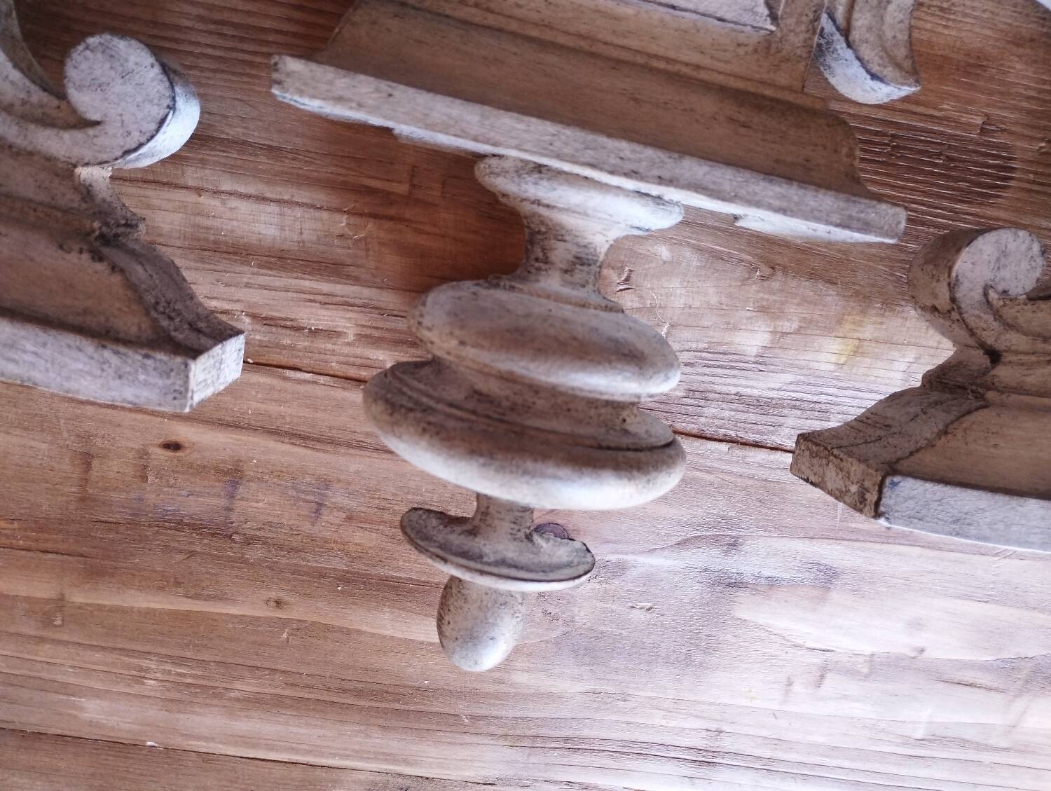 Shabby chic patina pediment