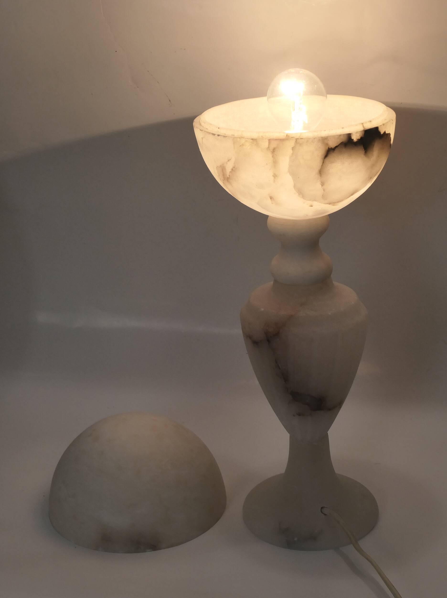 lampe à poser en albatre avec globe en albatre Italie 1950-60