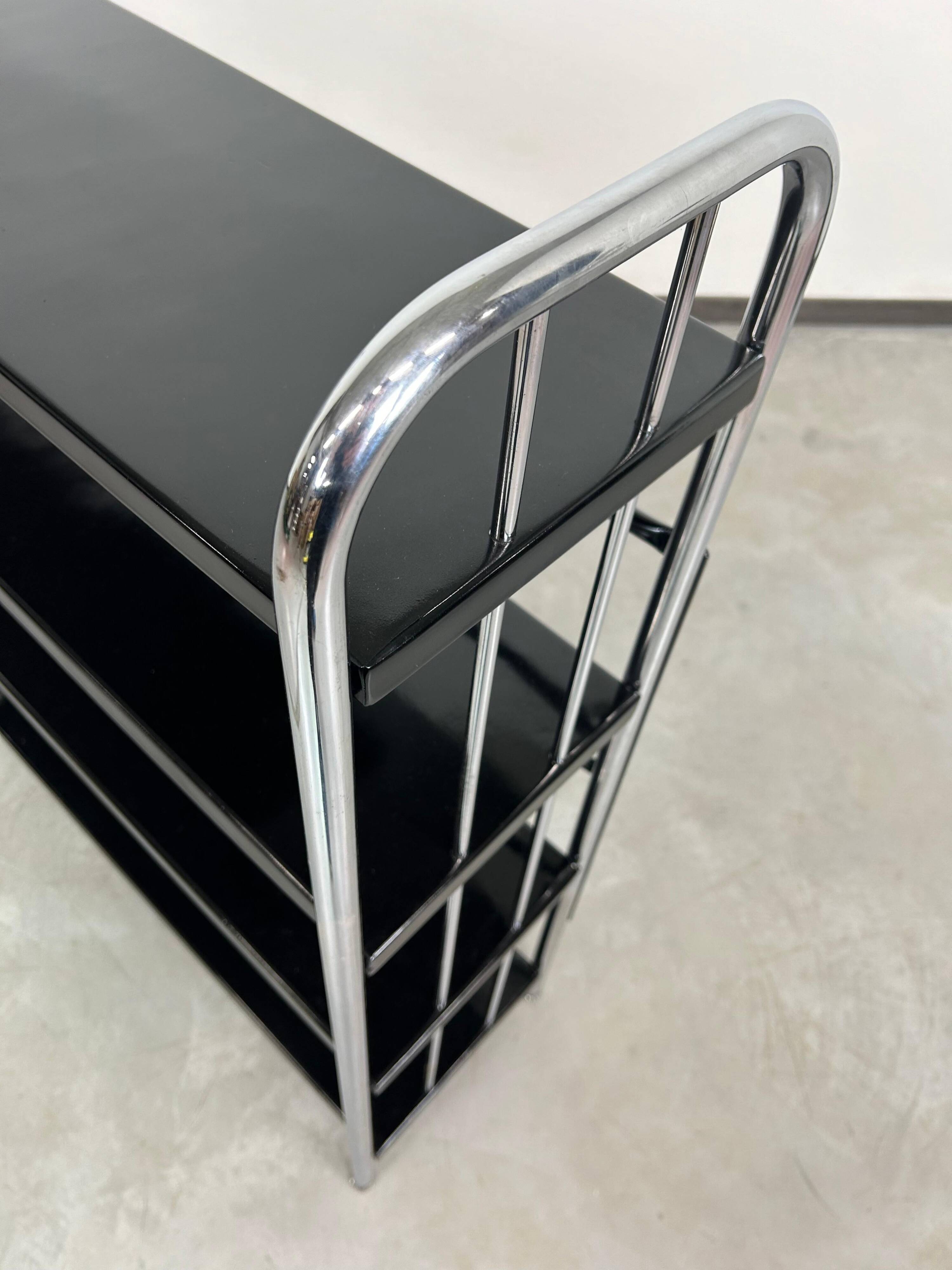 Étagère Bauhaus en acier tubulaire
