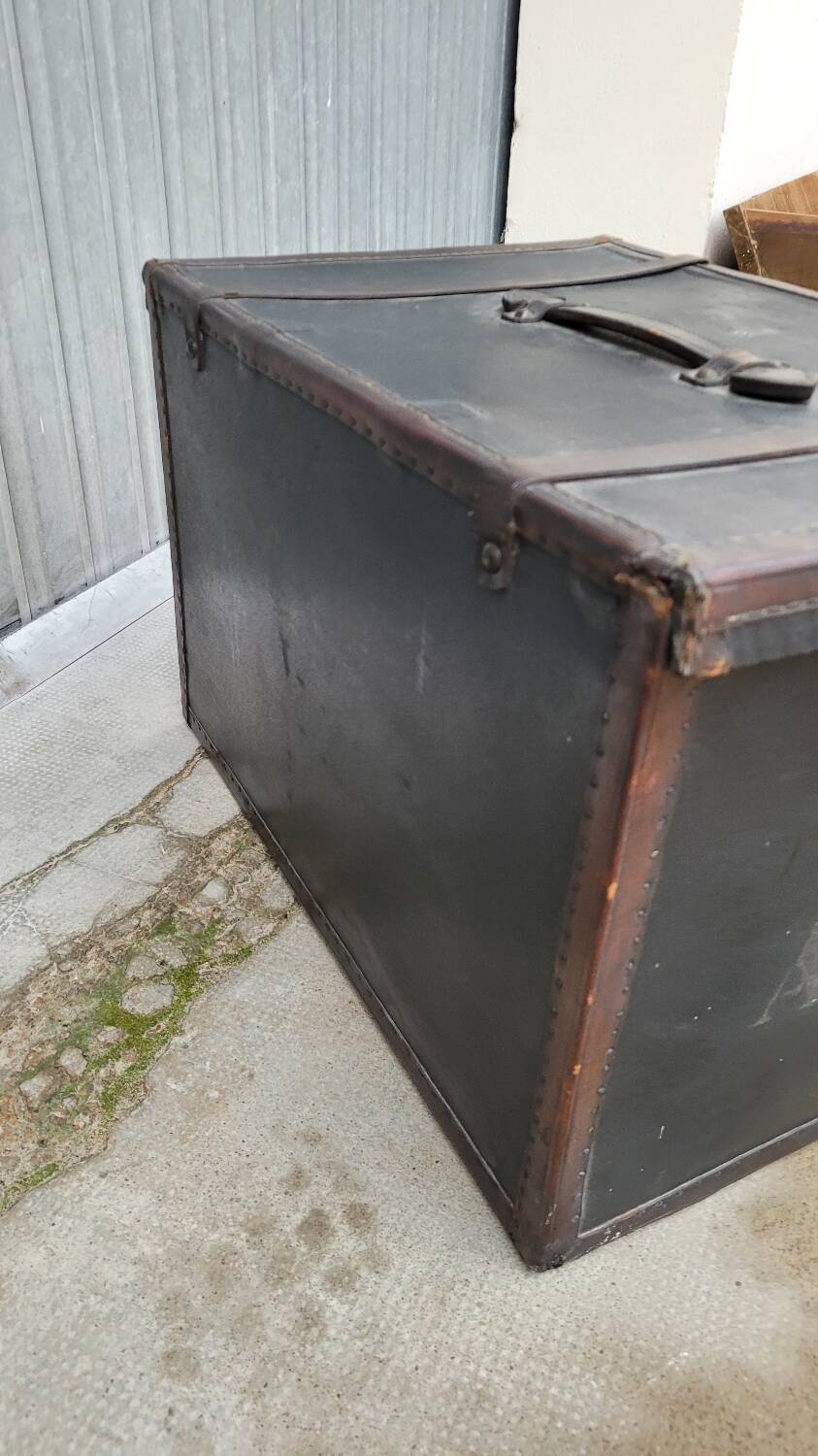 Leather travel trunk from the 1900s