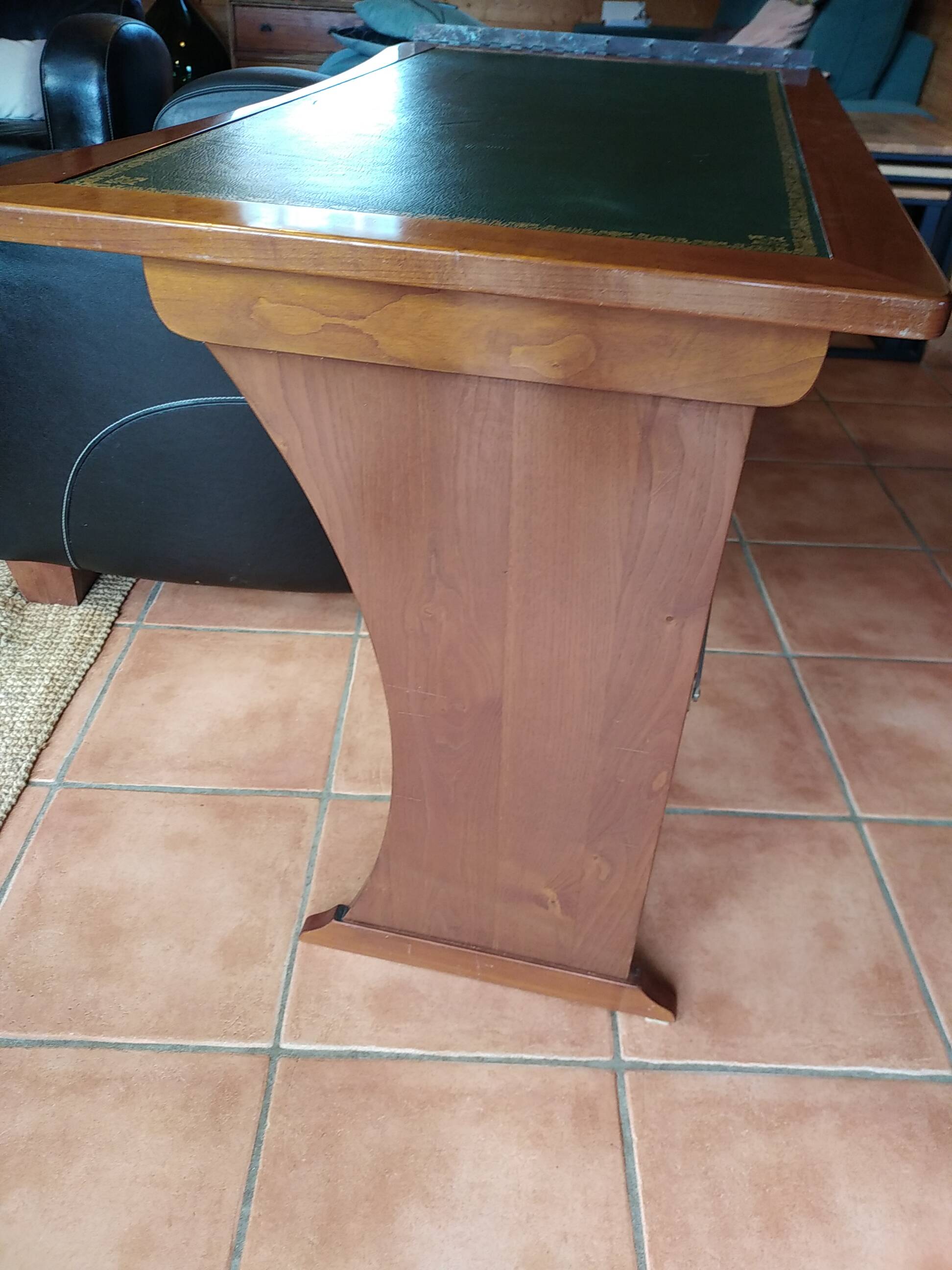 Wall-mounted writing table in cherry wood. retractable.