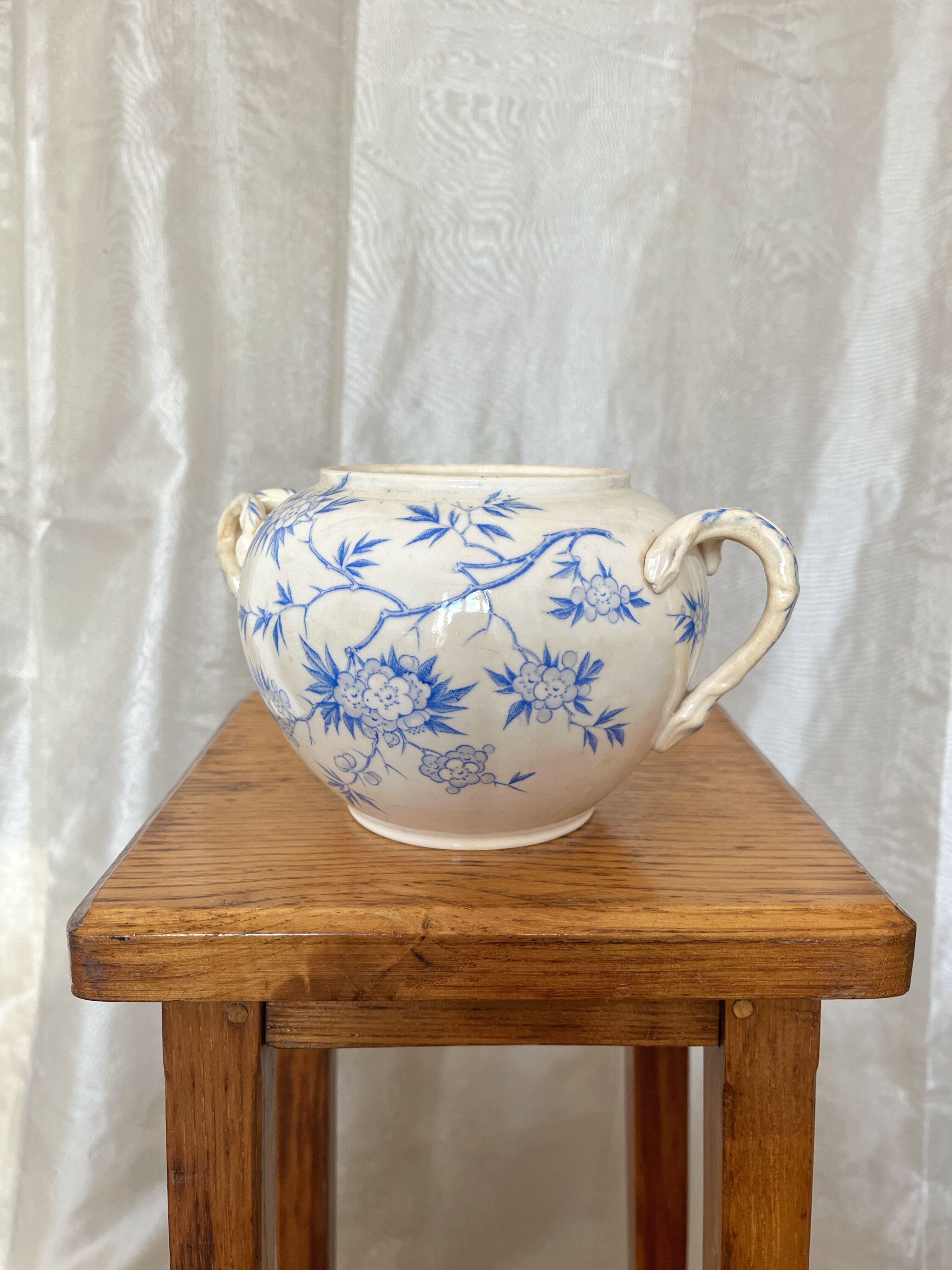 Ironstone sugar bowl with a spiky pattern, Sarreguemines, late 19th century