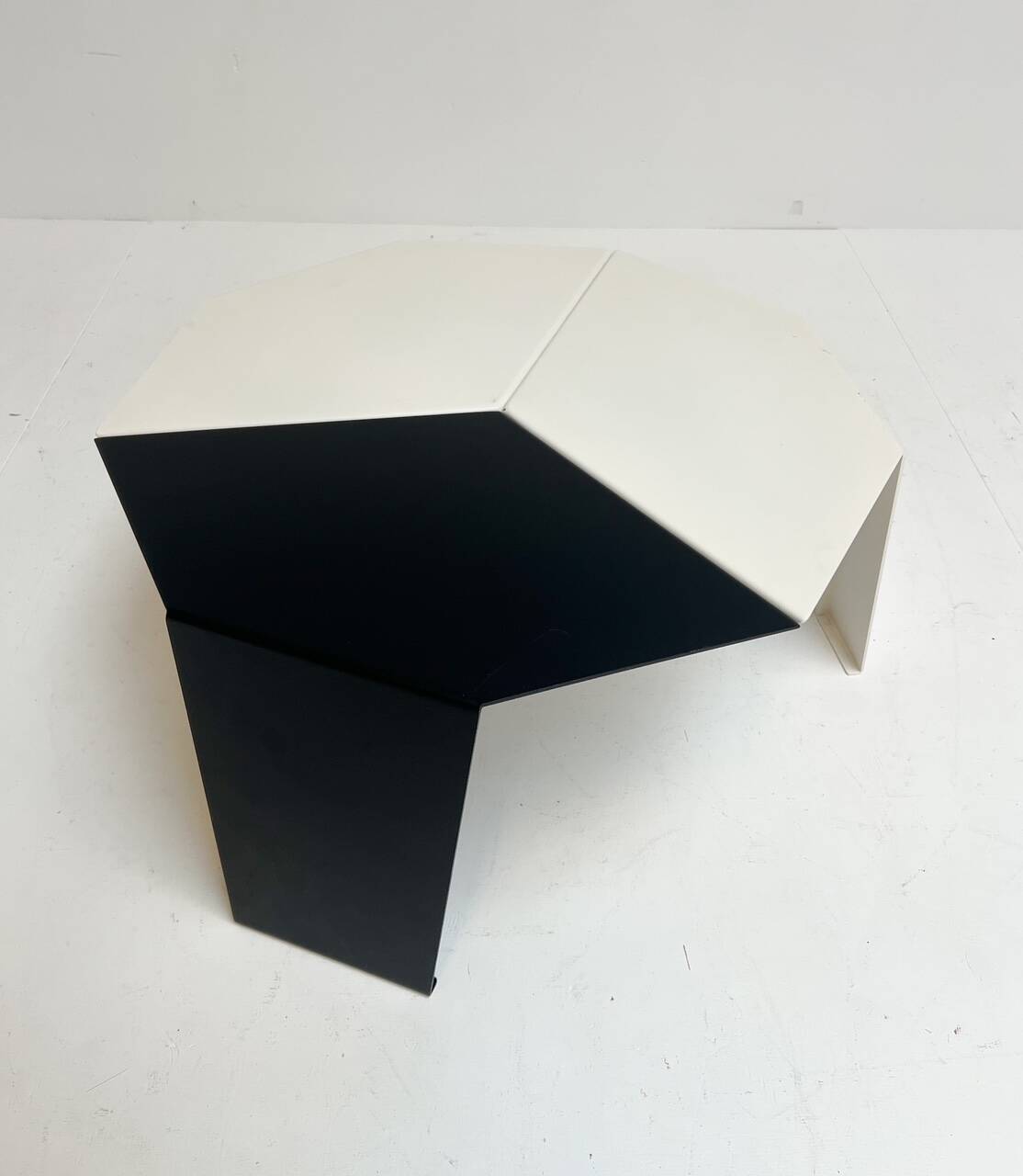Table d'appoint OVNI par Edwin van Sommeren, après 2000