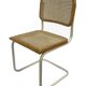Chaise Cesca modèle b32 en blanc et bois par Marcel Breuer