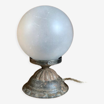 Lampe à poser globe en verre opaque