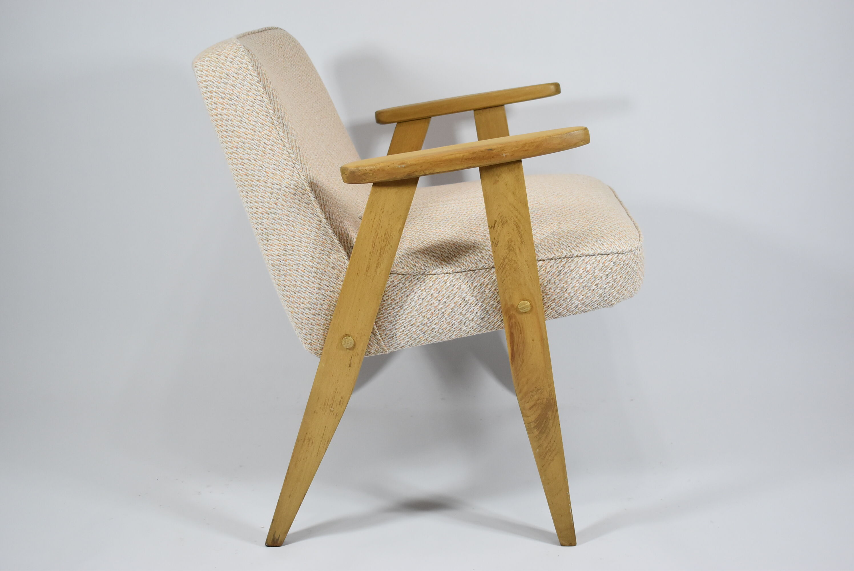 Fauteuil original 366 designer J.Chierowski années 1960, beige, bois de chêne