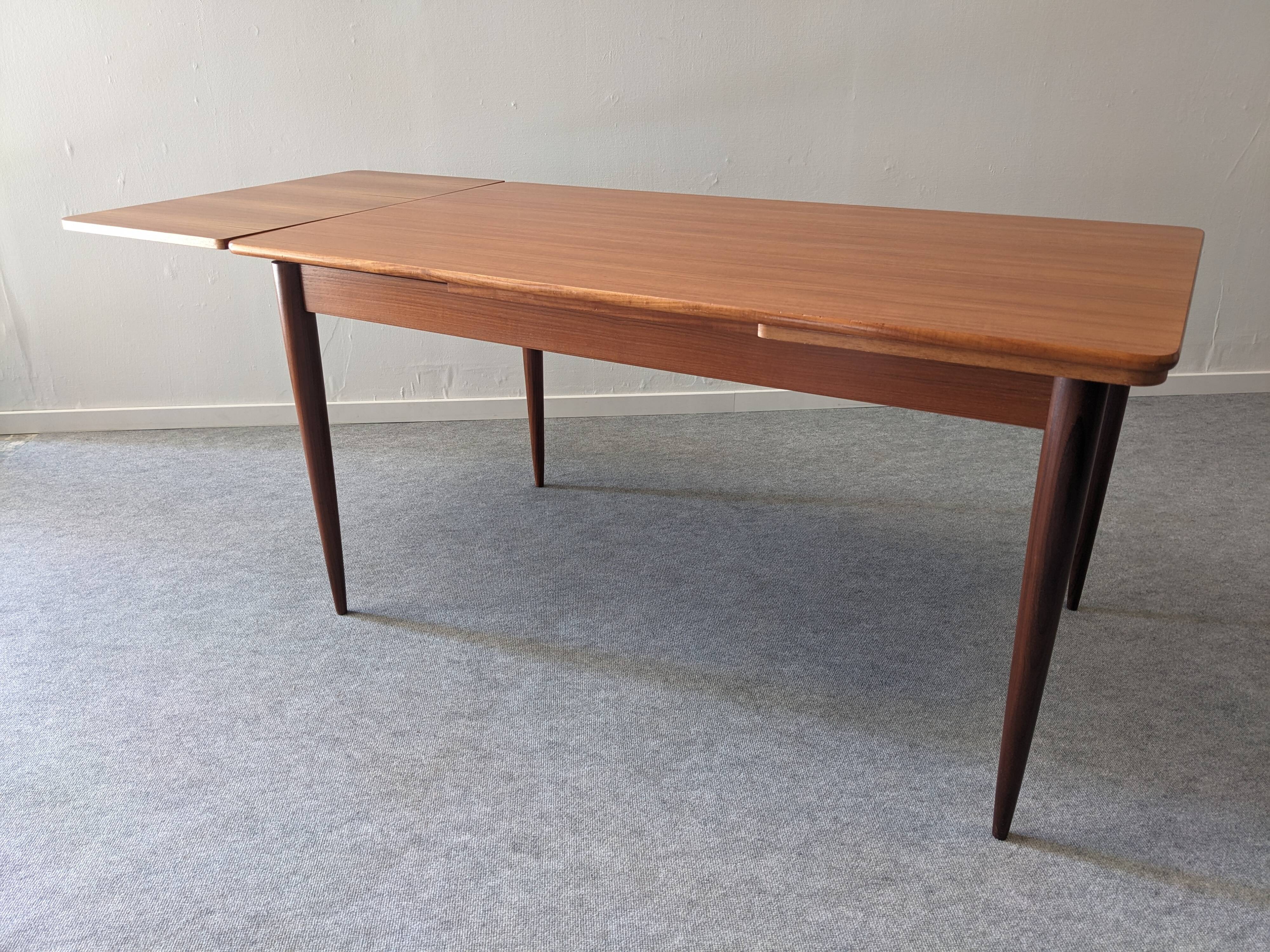 Scandinavian extendable teak dining table from the 50s/60s