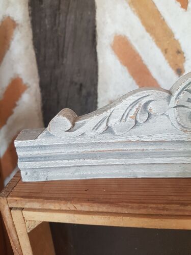 Pediment woodwork gray patina