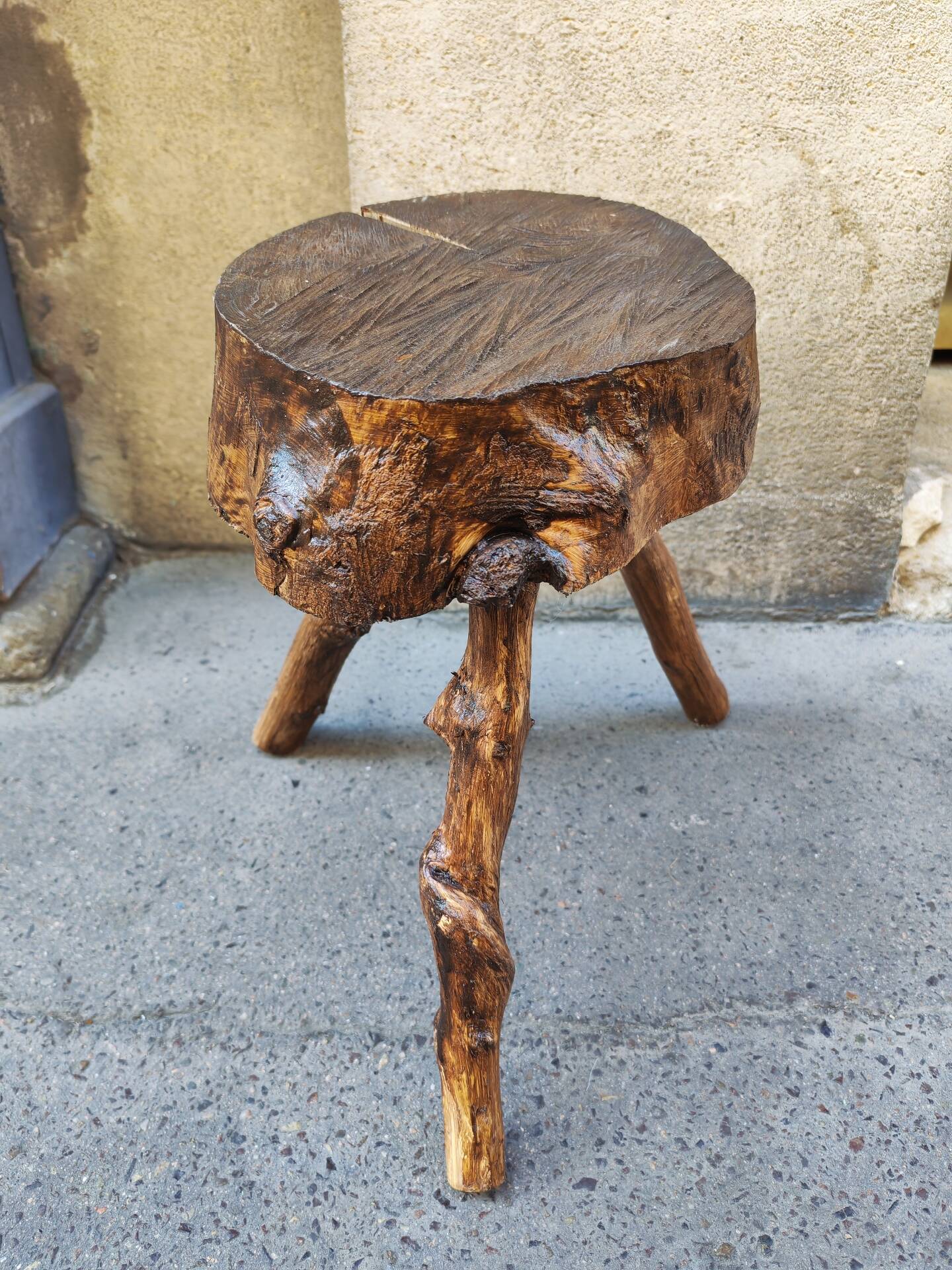 Tabouret tripode en bois brut
