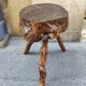 Tabouret tripode en bois brut