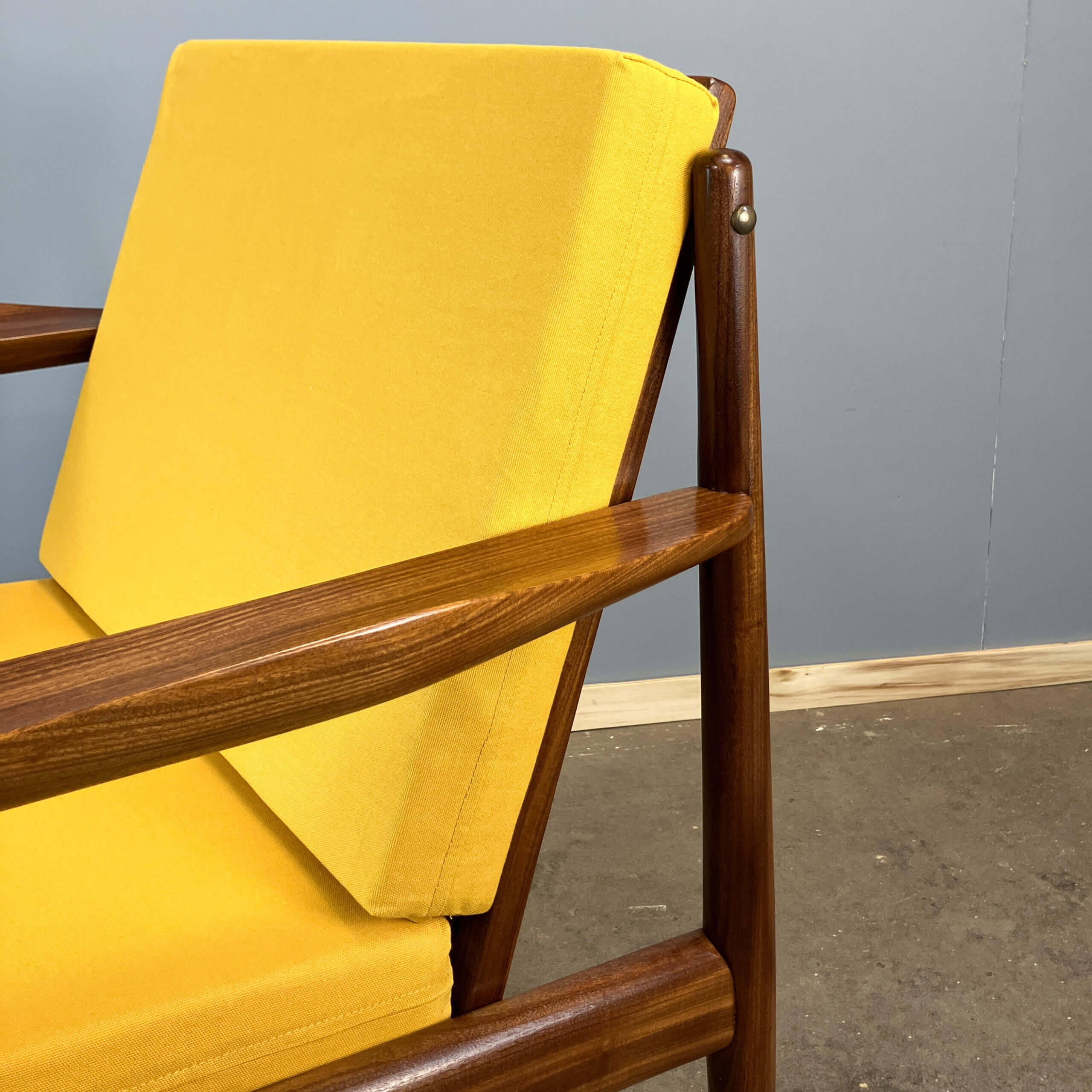 Fauteuil par Arne Vodder pour Glostrup, teck avec un revêtement en tissu jaune moutarde, années 1950.