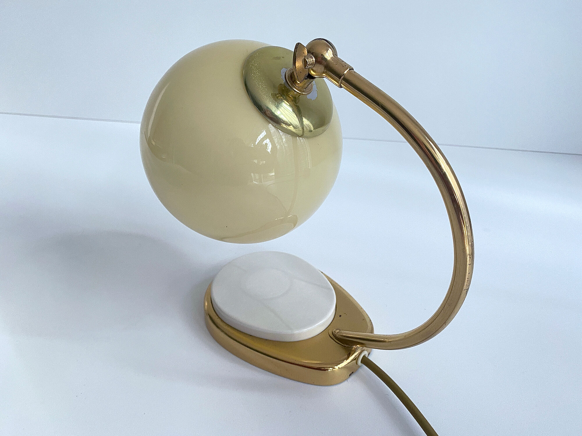 lampe de table art deco bauhaus, vintage années 50, laiton opaline bakelite