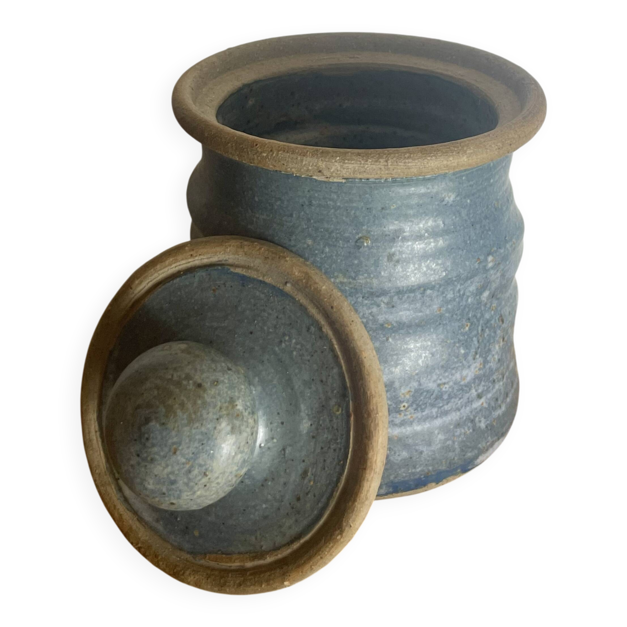 Ceramic pot with movement