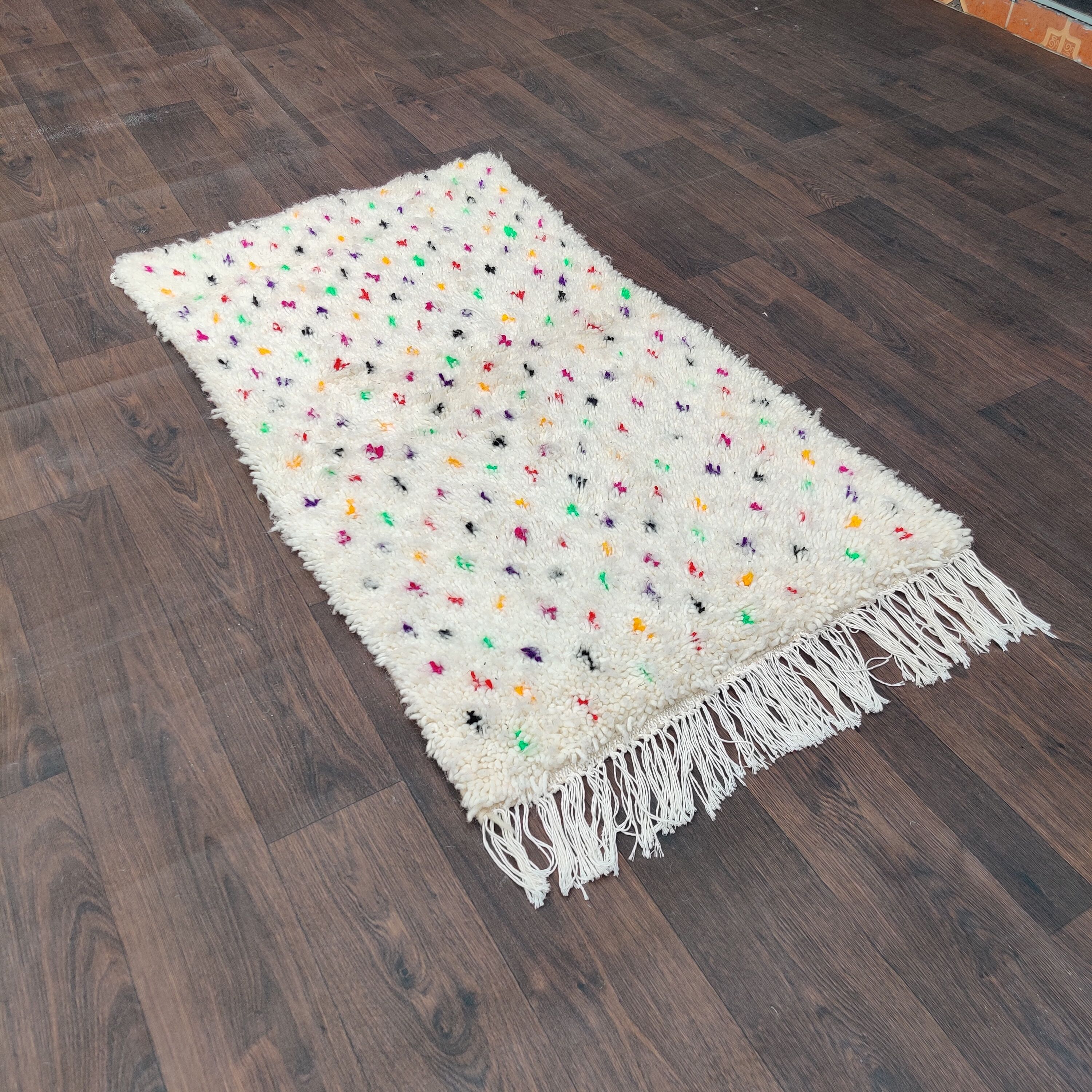 Tapis de chambre berbère pois coloré