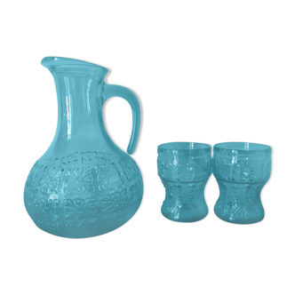 Set une carafe en verre bleu et ses deux verres