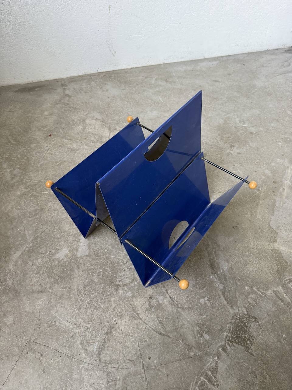 Memphis 80s Magazine Rack