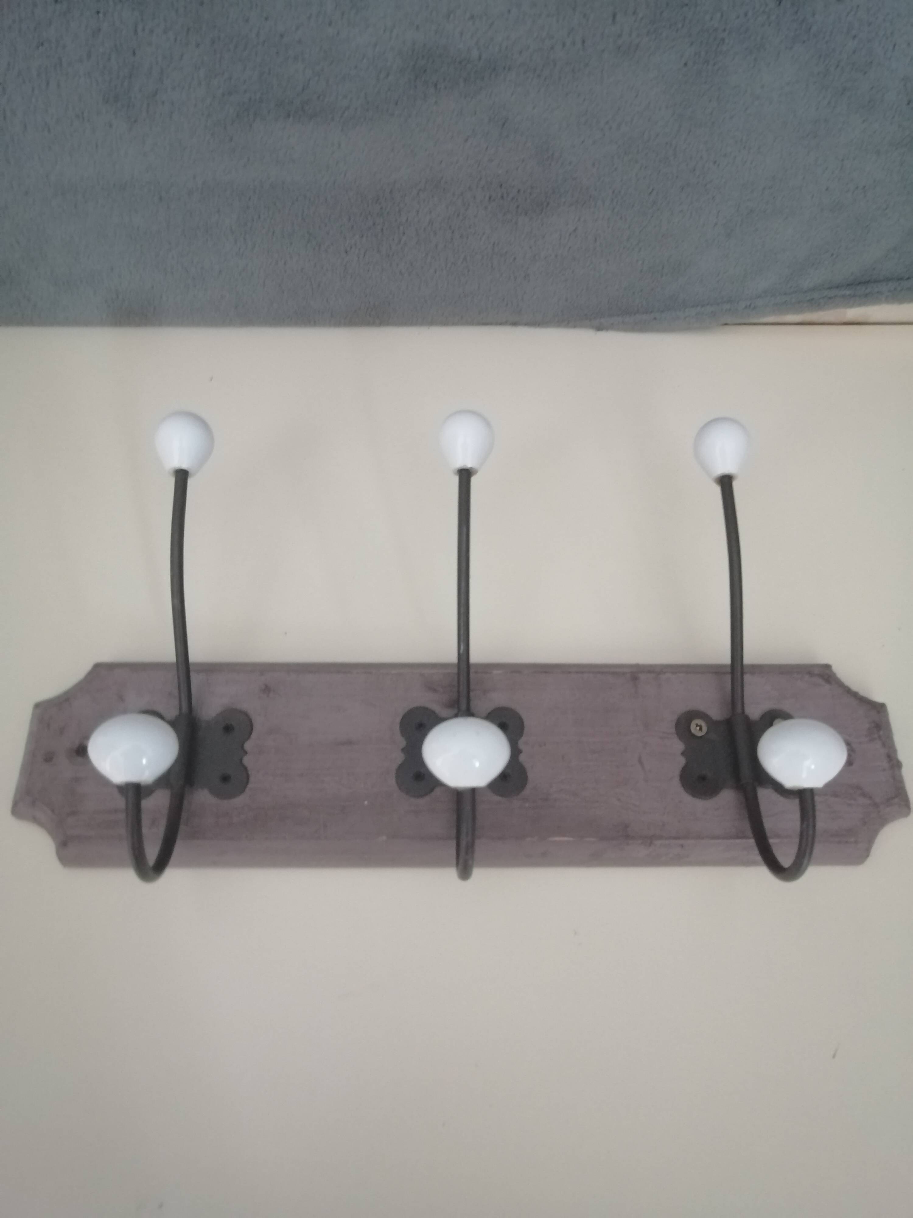 Wall coat rack in wood and porcelain