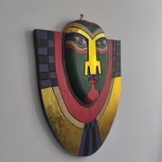 Masque mural artisanal décoratif en bois peint