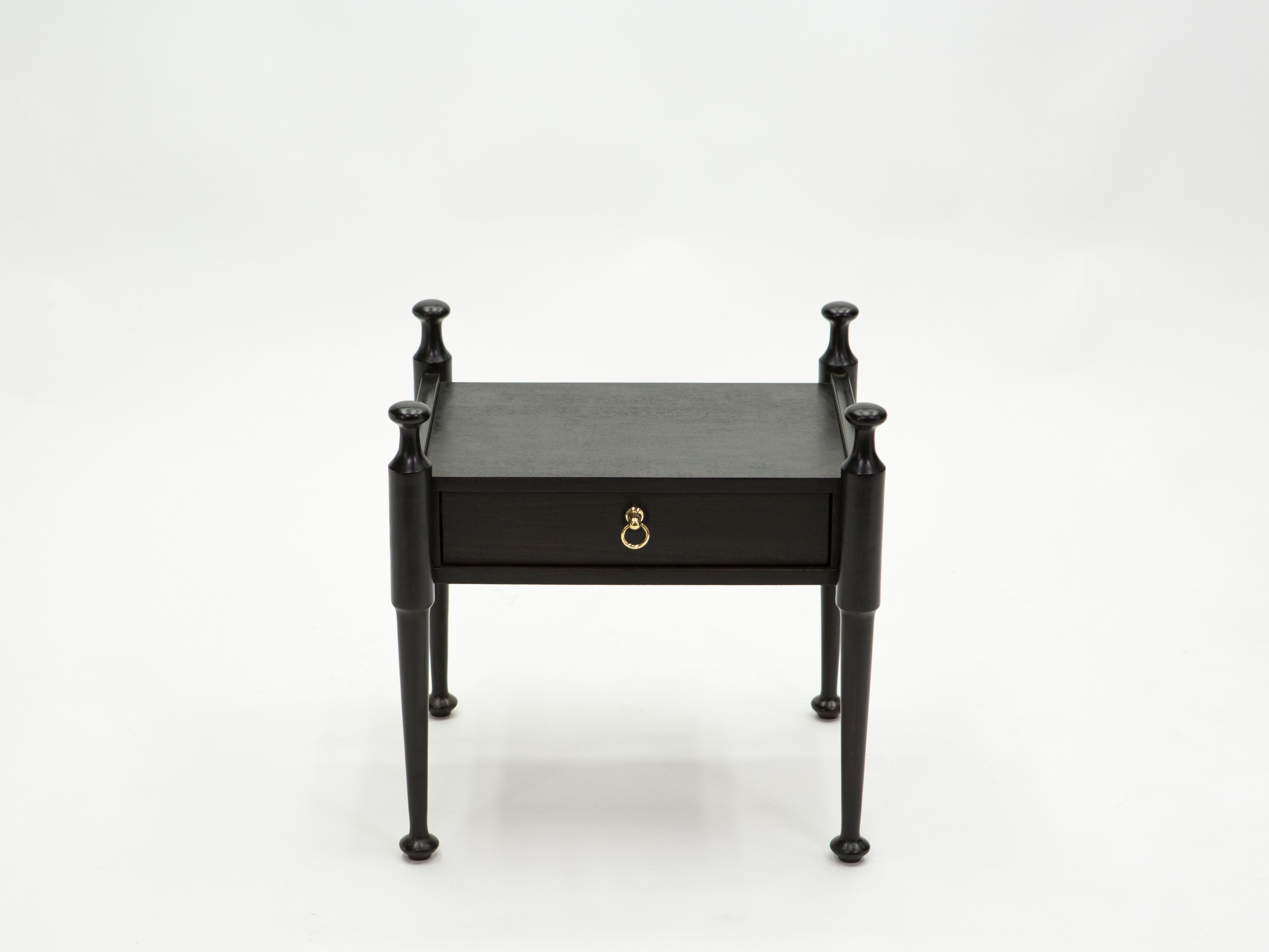 Paire de chevets en chêne teinté noir et laiton vers 1970