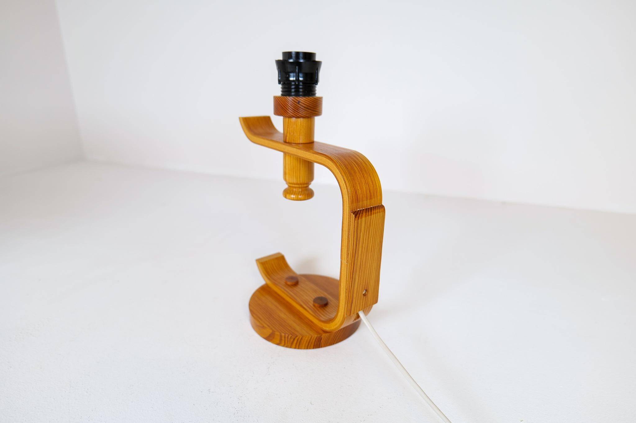 Mid-century modern sculptural table lamp in pine, 1970s.