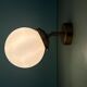Applique globe vintage en opaline blanche