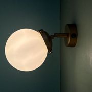 Applique globe vintage en opaline blanche