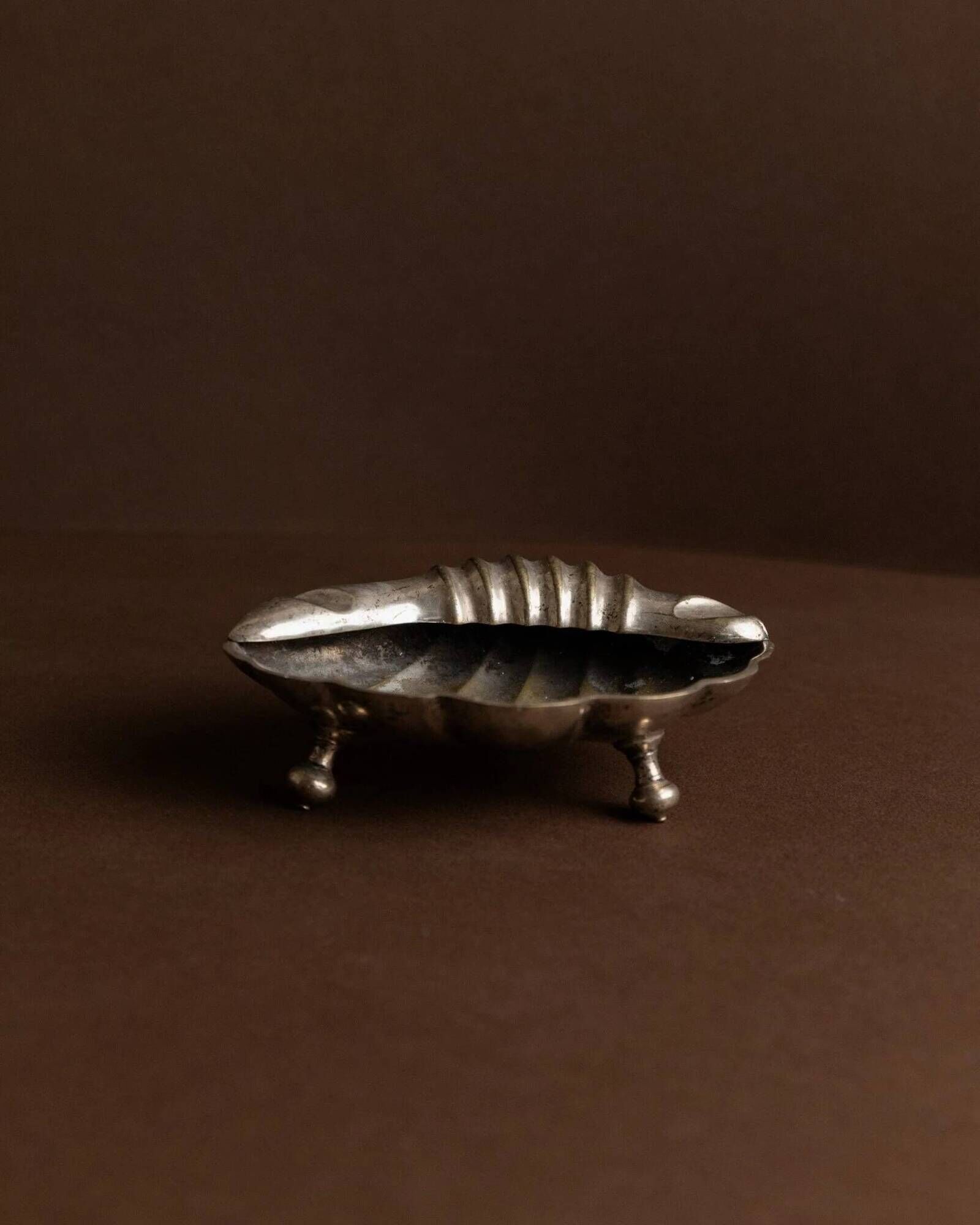 Argent metal ashtray in shell shape with feet – 1960s Italy vintage decor, gift idea for her