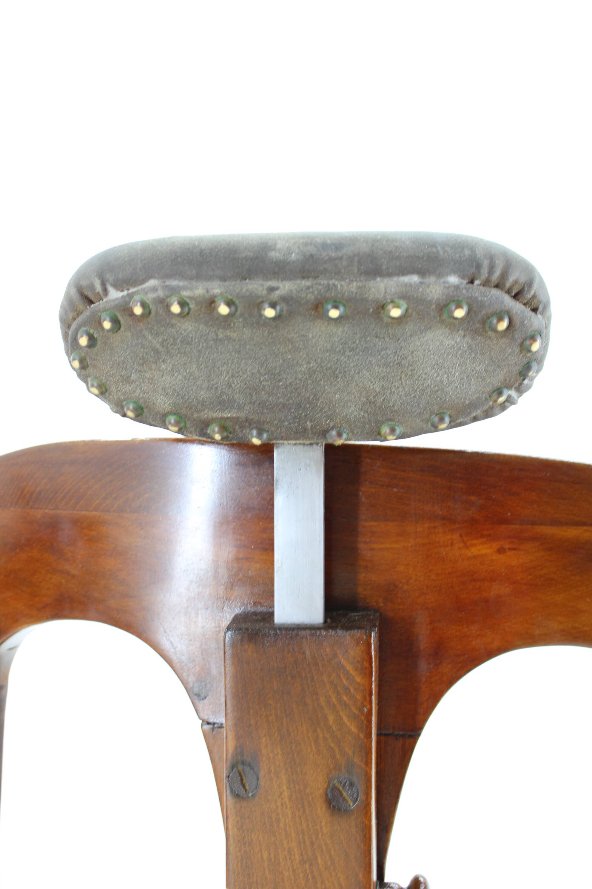 Chaise de barbier pivotante en hêtre restaurée des années 1920, Tchécoslovaquie