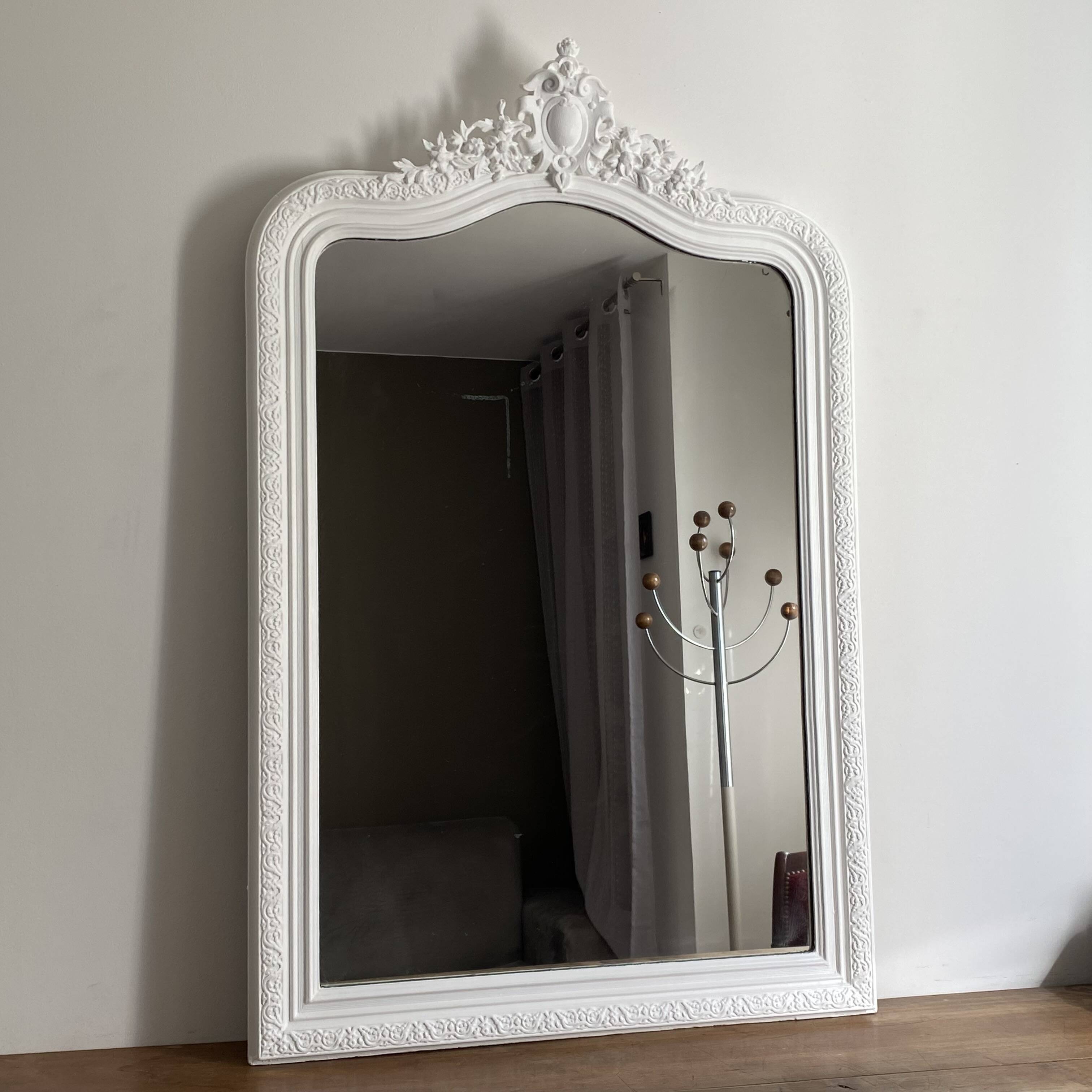 Late 19th-century mirror with a decorated pediment. 144x92.