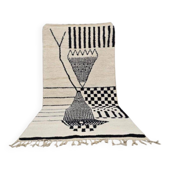 Handmade pure wool rug in black and white, size 150 x 250 cm.