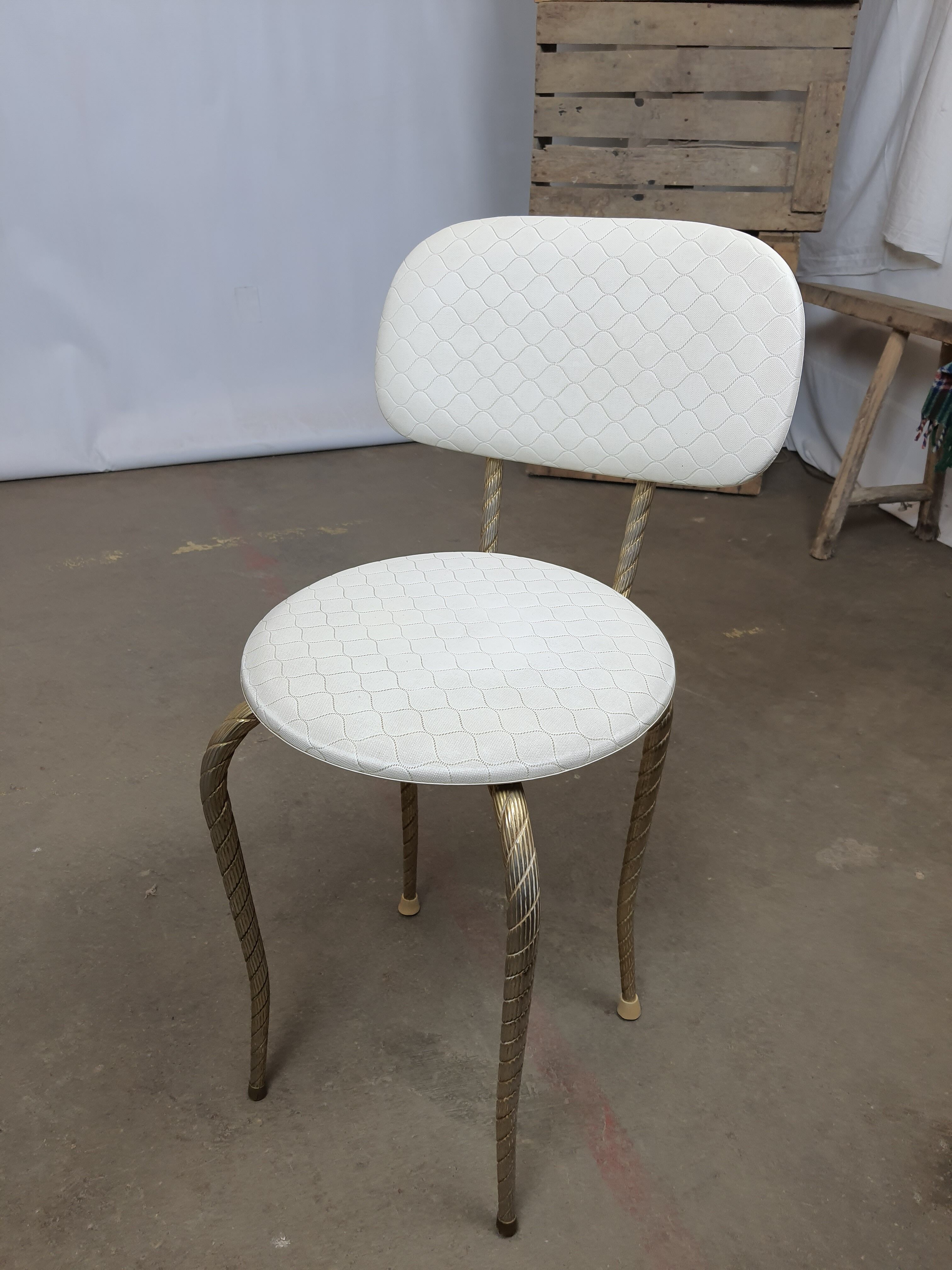 Chaise pied doré courbé cordé simili-cuir