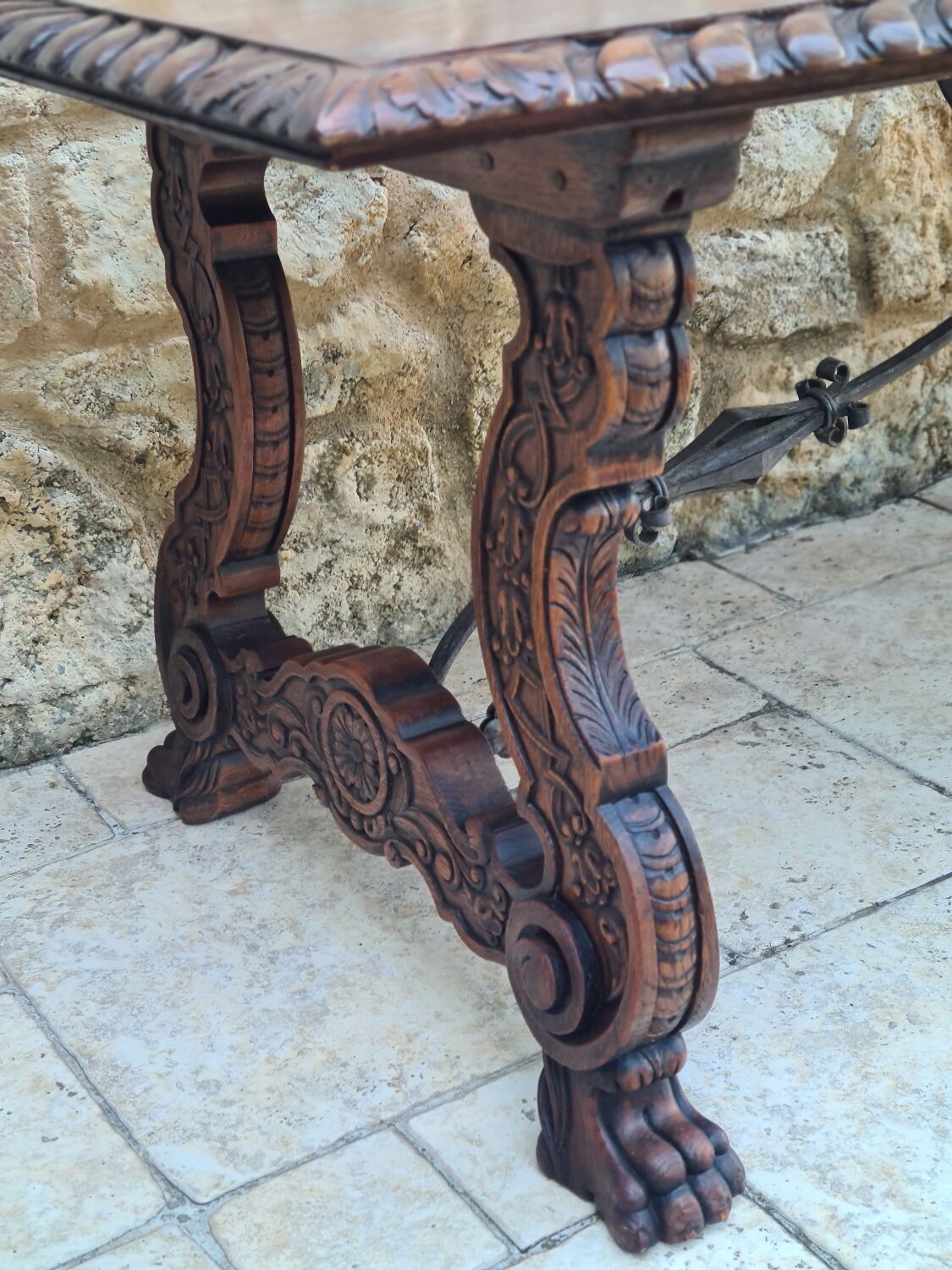 Table espagnole en chêne massif sculpté et fer forgé