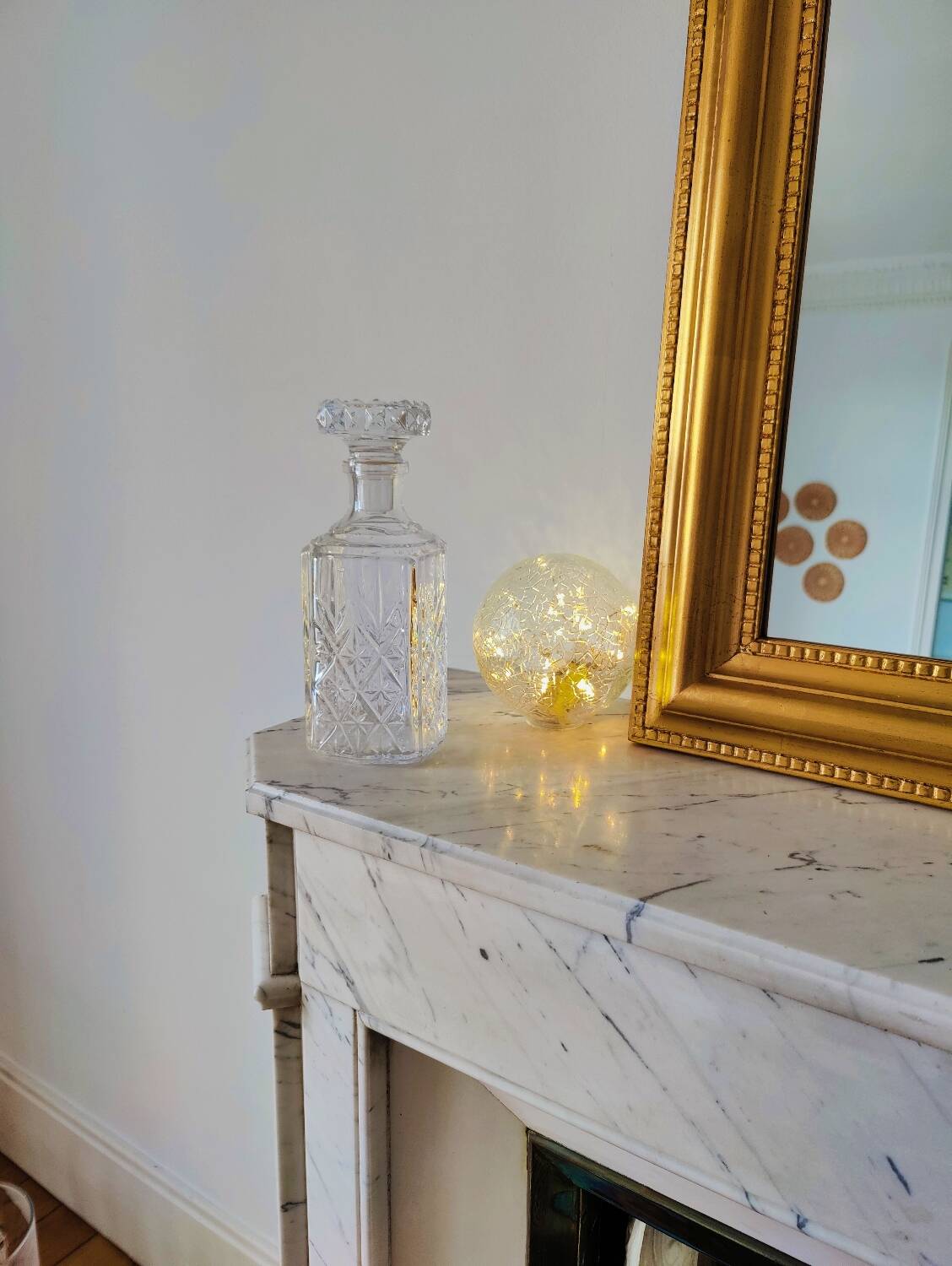 Carafe in chiseled glass