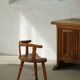 Chaise scandinave folk art trois pieds en pin du début du XXe siècle, wabi sabi