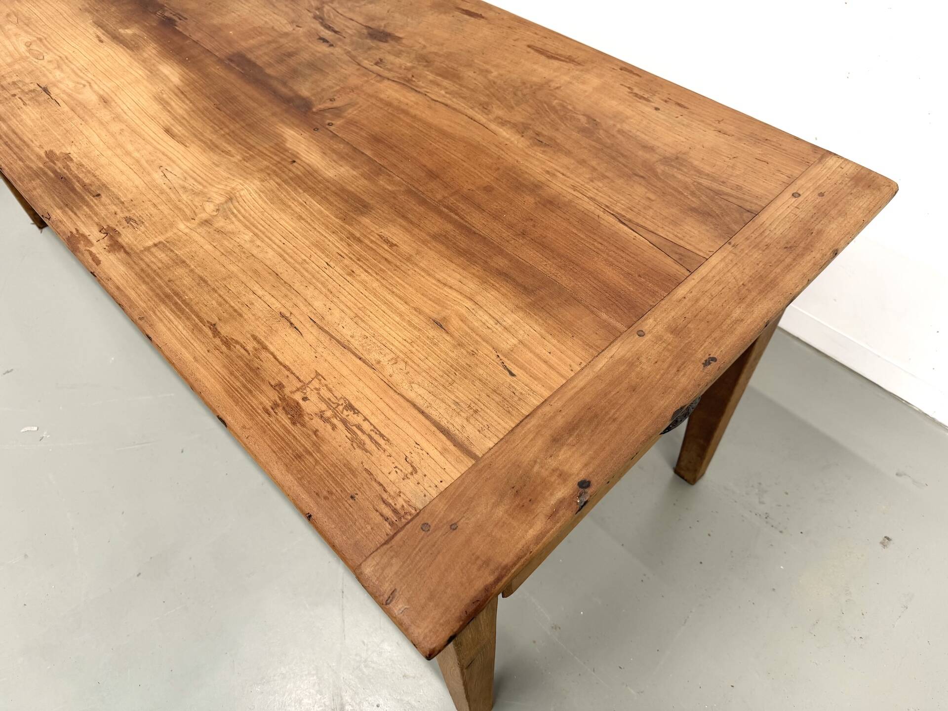 Solid walnut table - Tapered legs