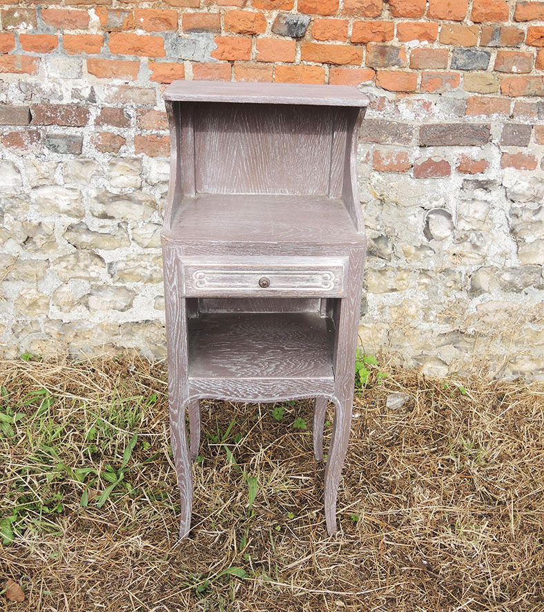 Ancienne table de chêvet en bois cerusé gris