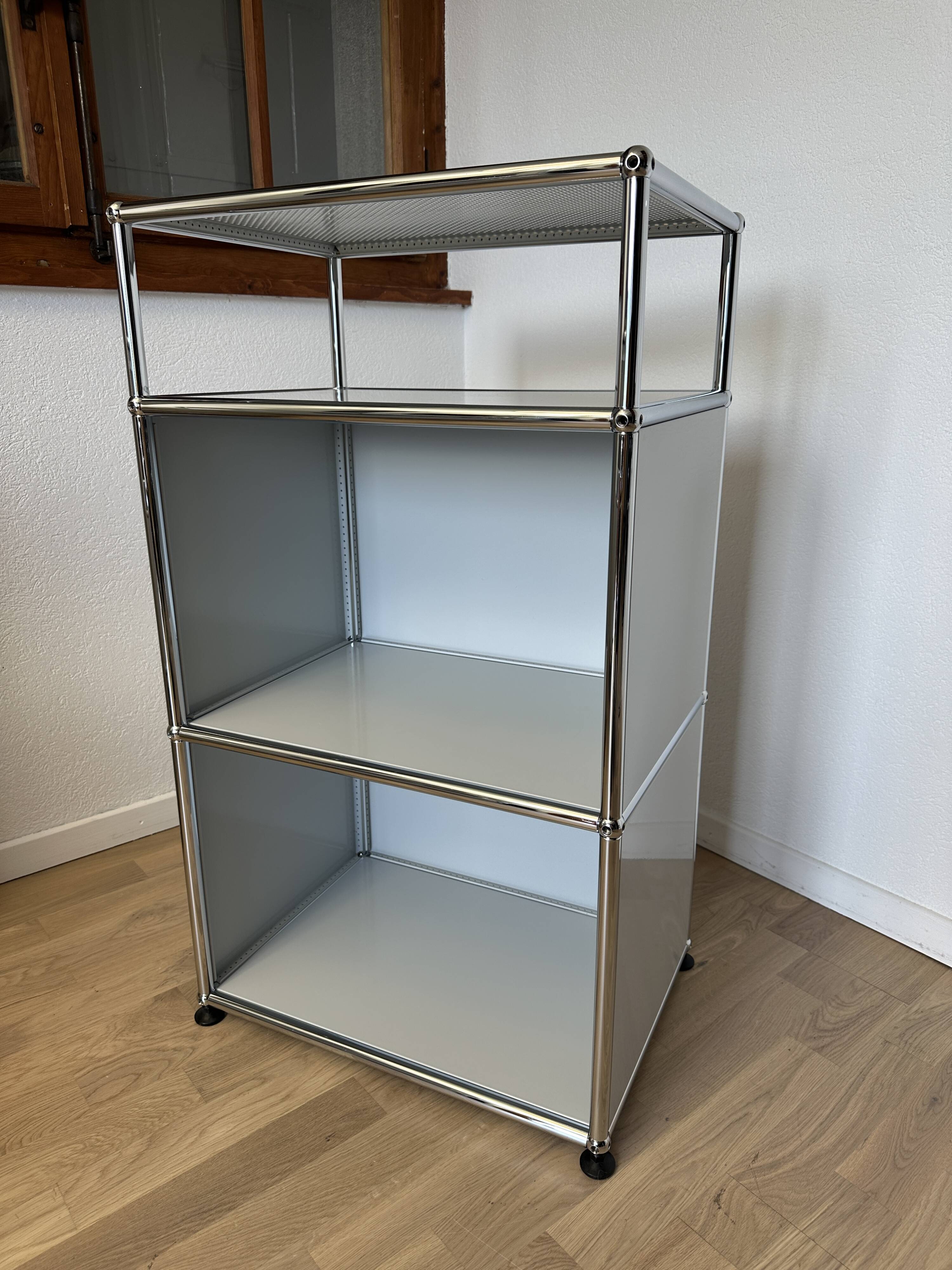 USM Haller shelf in light grey