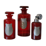 Ensemble de flacon pour salle de bain verre rouge et étain mid-century