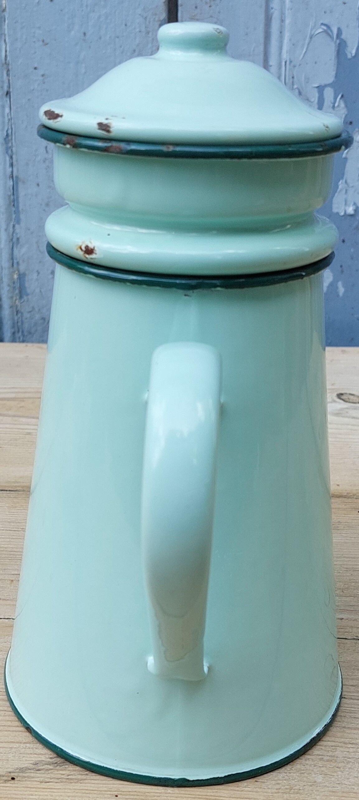 Water-green enamelled coffee maker