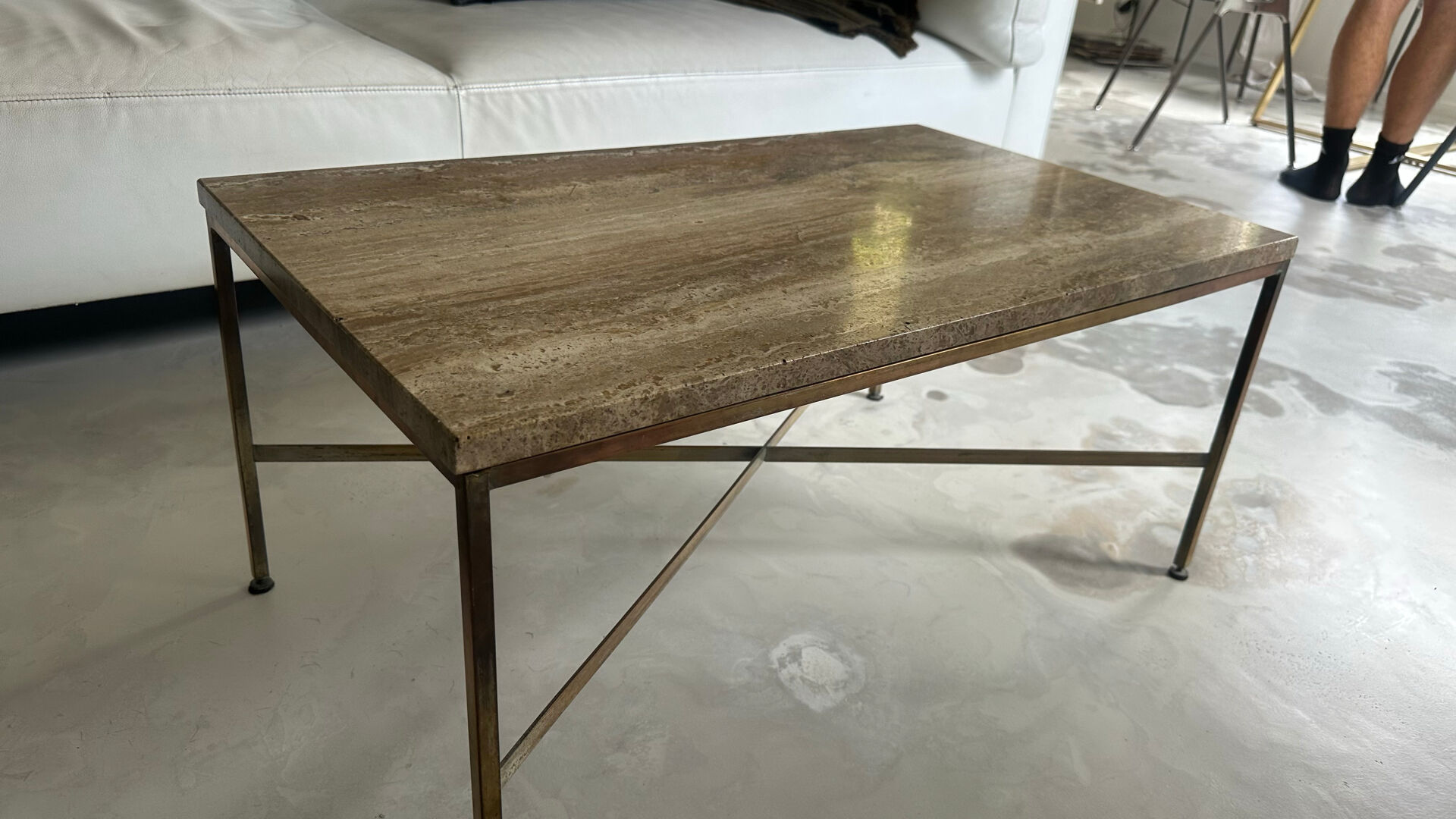 Table basse travertin et laiton