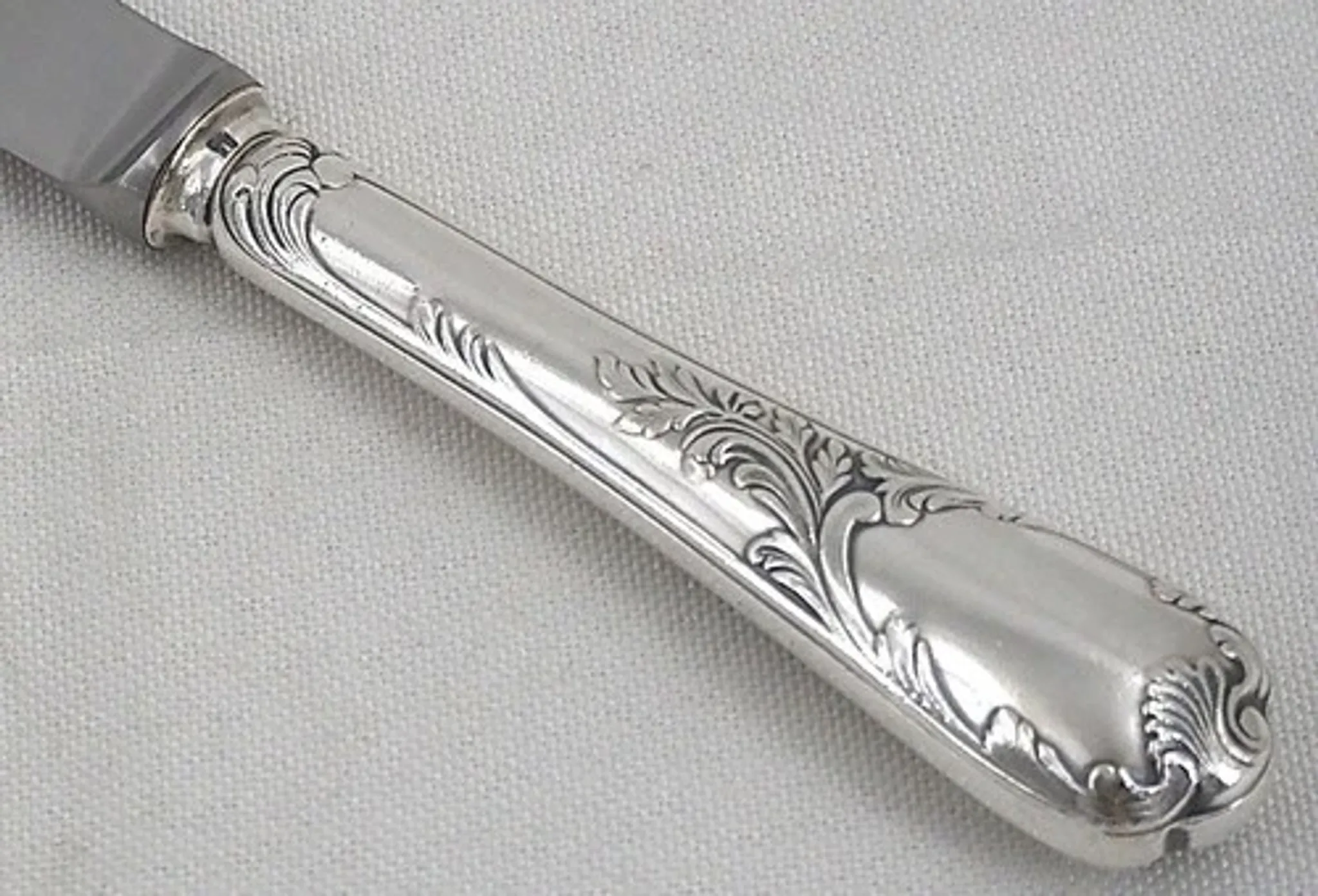 Christofle Marly, 12 silver-plated table knives, in excellent condition.