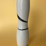 Vase noir et blanc en porcelaine