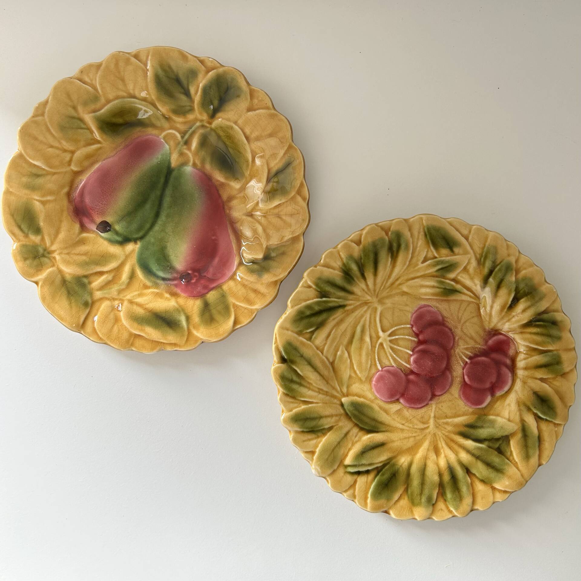 2 assiettes Sarreguemines en barbotine