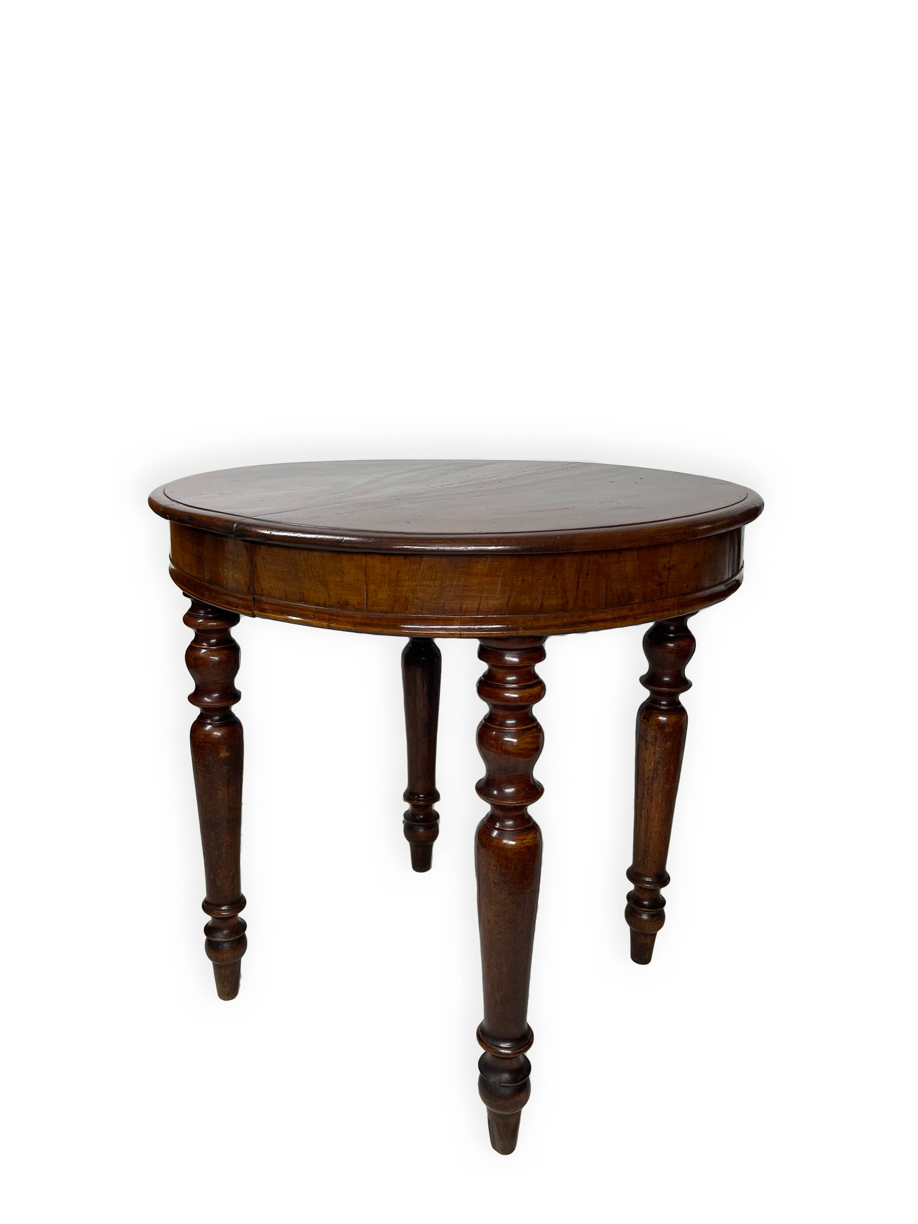 Table ronde italienne en noyer, années 1900
