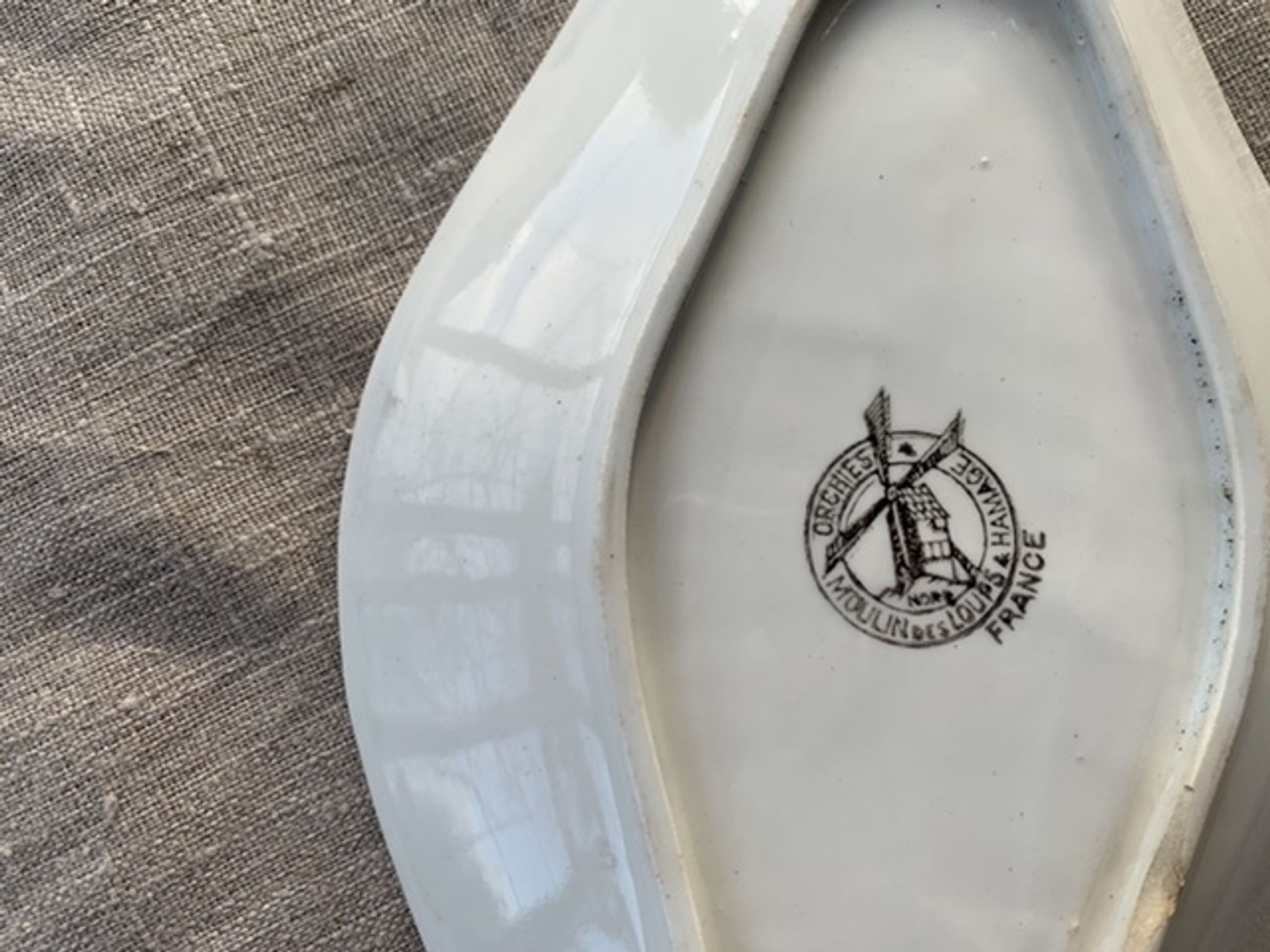 Serving dish in white porcelain art deco mill wolves orchies