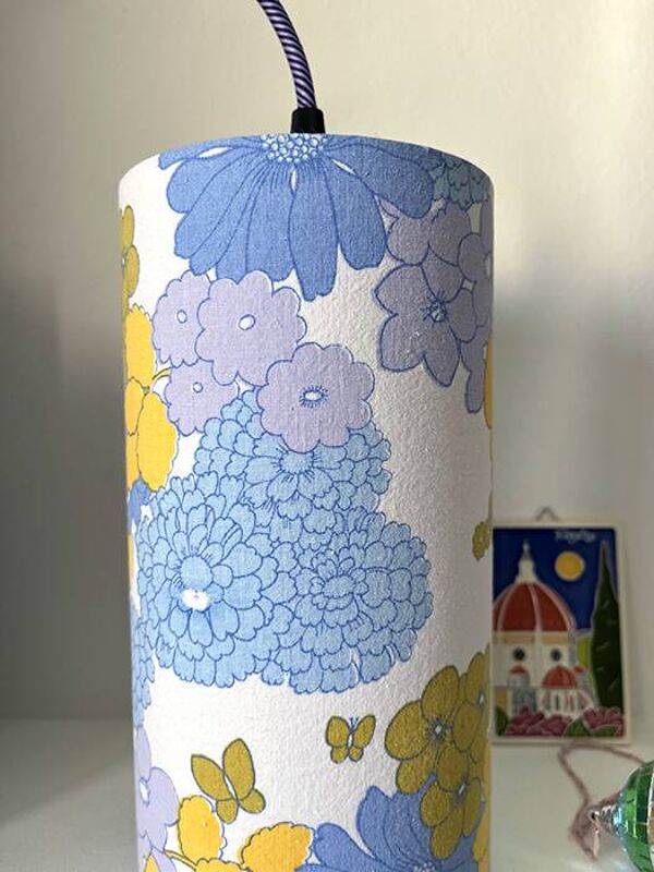 Baladeuse vintage en tissu décoré de fleurs bleues