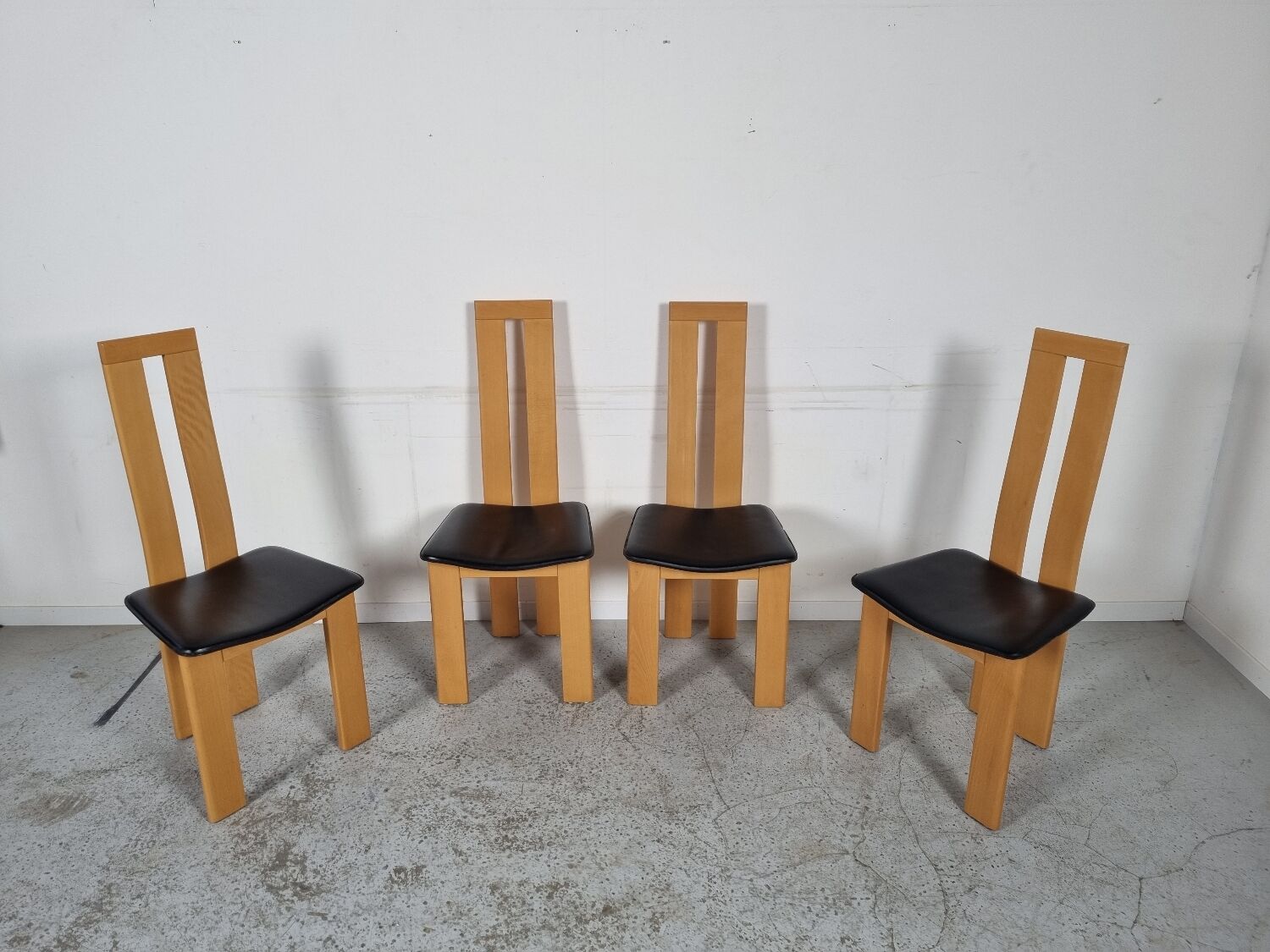 4 chaises  en cuir et bois , années 80