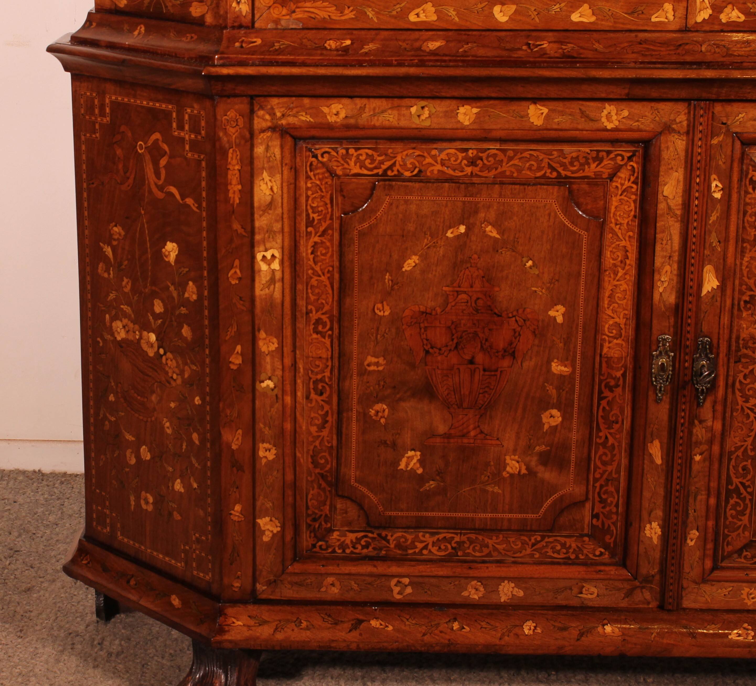 Vitrine hollandaise en marqueterie circa 1800