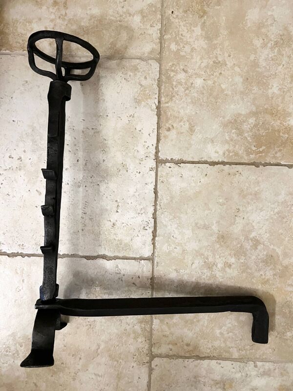 Paire de landiers XVIIIe en fer forgé, chenets porte buches