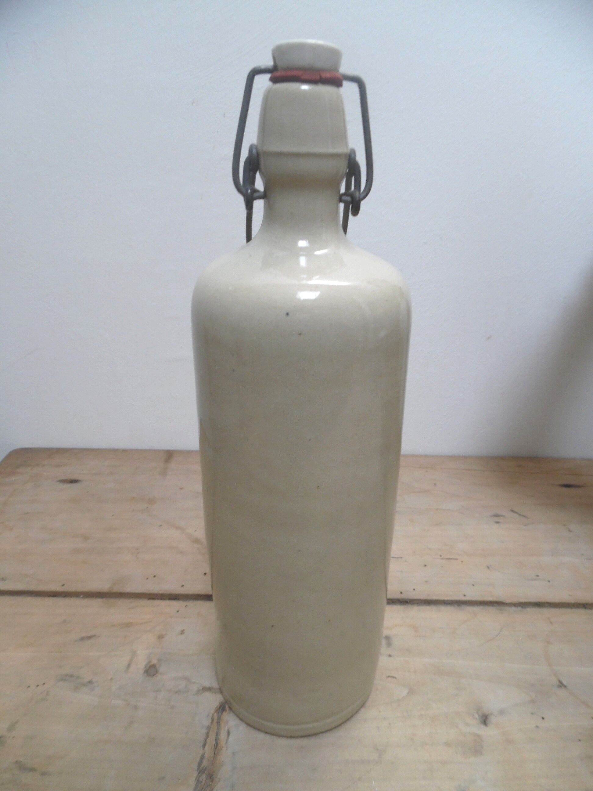 Bouteille en grès vernissée blanche